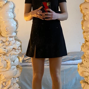 Kjol - Svart kort kjol med slits från zara i str M men sitter som en S/M. 166 ink frakt 