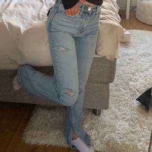 Superfina jeans som inte kommer till användning mer! Väl använda men i jättefint skick, lite slitna längst ner men inget annat💞 storlek 34 men blivit lite uttöjda så tycker dom är som 36! 