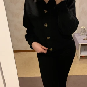 Oversized svart tröja  - Jag säljer den här fina oversized tröjan från h&m då den inte riktigt är min stil längre, köpte för 350 och säljer för 250 ”pris går att diskutera” tröjan har storlek xs men skulle säga att den sitter som en M för mer bilder och frågor kan ni skriva till mig privat!☺️💕