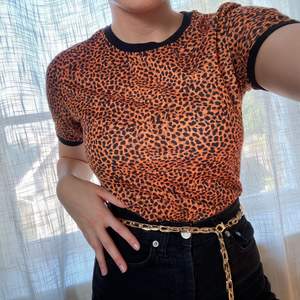 En T-shirt i leopard-print. Jättefin på och normal i storleken. Använd fåtal gånger. Köparen står för frakt. 