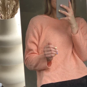 Persikofärgad tröja från Weekday  - Säljer denna fina persikofärgade tröja från Weekday i storlek S. Pris 100kr exkl frakt <33 