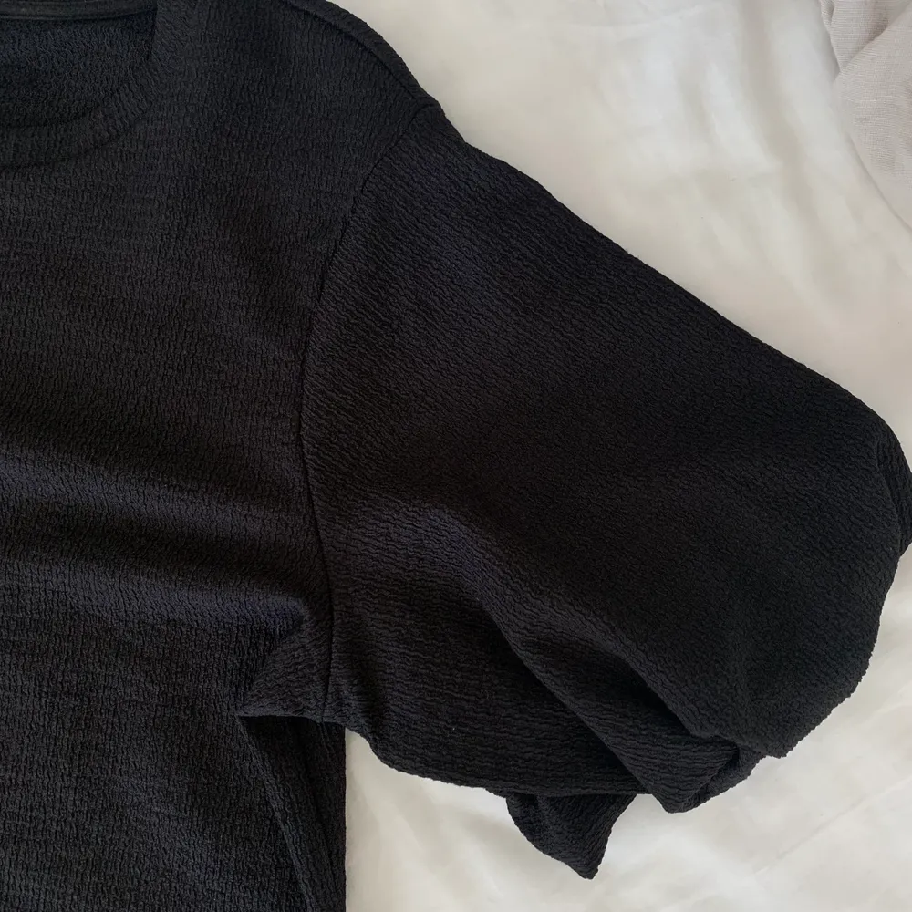 Säljer denna svarta blusen / t-shirten med puffärmar, storlek XS, passar även S. Aldrig använd. I ett jättefint material (se sista bilden). Säljer för 80 kr. Köparen står för frakten! . T-shirts.