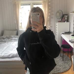 En svart basic hoodie från boohoo i storlek S eller XS. Med en vit liten text på bröstet. Använd ett par gånger med är fortfarande i bra skick. Men använder hellre andra tröjor✨ 