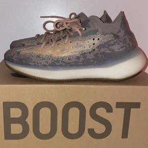 Adidas yeezy’s 380 Mist  - Nästan helt nya 380 mist 9/10. Allt fins kvar till dem box och så. 
