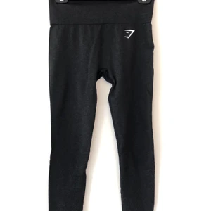Gymshark vital seamless i Strl.S - Säljer mina Gymshark vital seamless leggings i färgen black marl. Storlek S. Säljer för att de är lite för stora för mig. Nästintill oanvända.