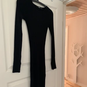 Klänning - Svart stickad suuuuper stretchig klänning som går till knäna på mig (jag är 168), slits på armarna🥰 