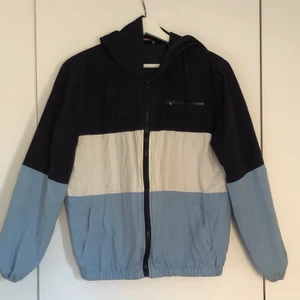 Krissy jacket Brandy Melville  - Vårjacka från Brandy Melville i perfekt skick. Lite som en windbreaker men i bomull, frakt tillkommer