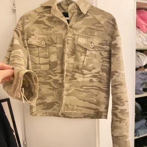 Kamouflage jacka - Snygg beige croppad kampuflagejacka, nästan aldrig använd🤎