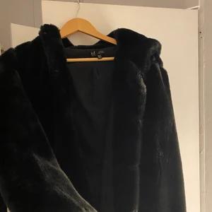 Pälsjacka - Svart pälsjacka från Zara i så gott som oanvänt skick🖤 Ej äkta päls(!!)