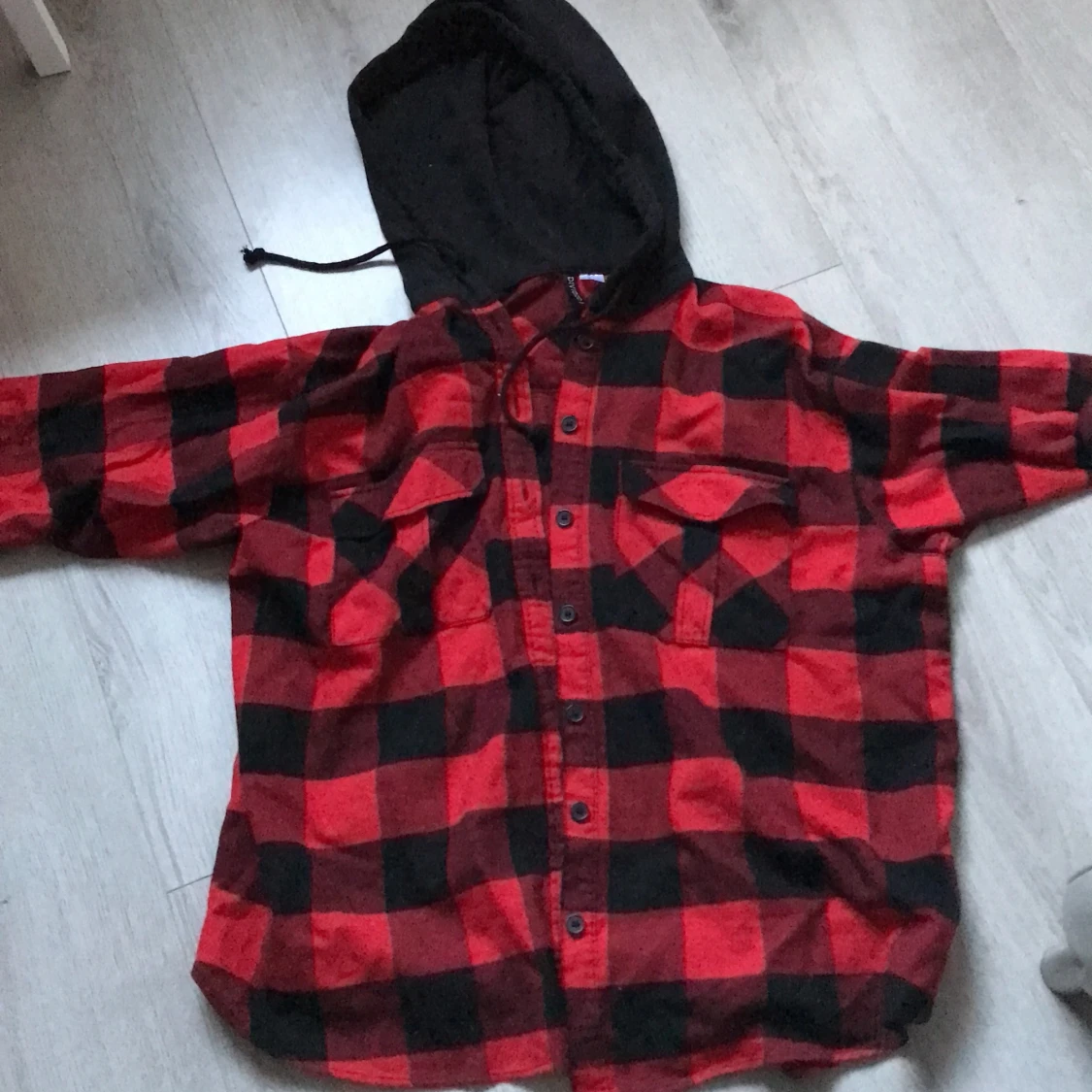 Röd/svart skjorta med luva - 90