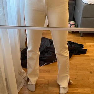 Jeans - Sjukt snygga jeans med slits ner till från pull and bear men säljer då dem inte har kommit till så mycket användning. Är 175 cm och har storlek 38💜 Kan både mötas upp elr frakta