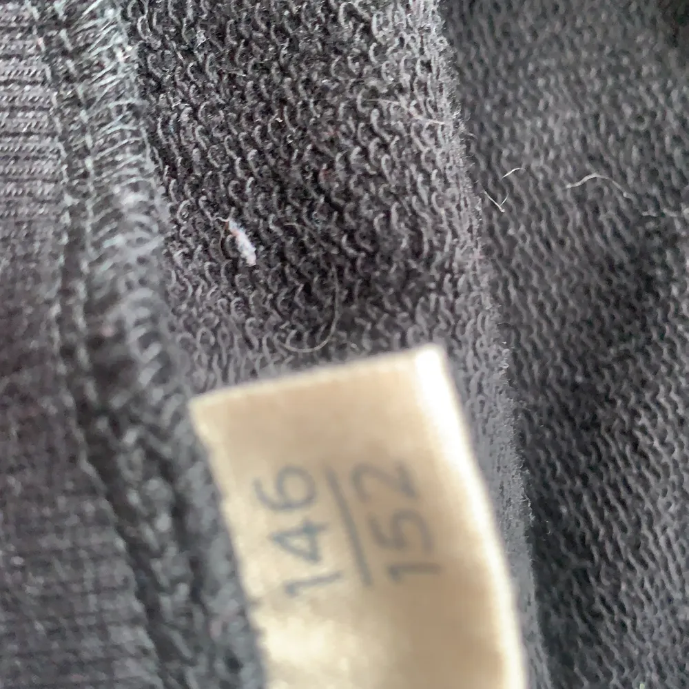 Säljer denna sjukt snygga sweatshirt för att ja har använt mycket. Kom privat för mer bilder. Står att de är storlek 146/152 men ja skulle säga att de är xs/s🌸frakt ingår inte . Tröjor & Koftor.