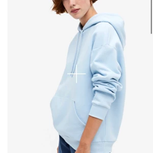 Hoodie  - Säljer denna jätte gosiga ljusblå hoodie ifrån Monki, så fin blå färg och den är använd få gånger och därmed helt som ny! Köpare står för frakt💙