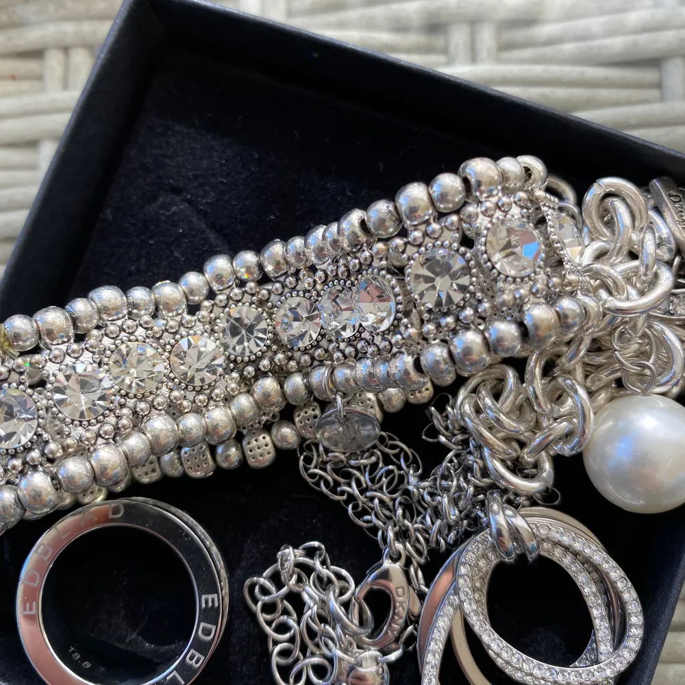 Edblad ring storlek 18, Pearls for girls armband, DKNY Halsband + ett till armband. . Accessoarer.