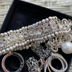 PAKETPRIS SMYCKEN - Edblad ring storlek 18, Pearls for girls armband, DKNY Halsband + ett till armband. 