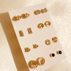 H&M örhängen - 💛FÖRST TILL KVARN💛 Säljer dessa retro~y2k inspirerade örhängen. Helt nya, aldrig testade🤗 Sparade något par, därav pris. Nypris:99kr Säljer:60 +frakt💕 Samfraktar gärna♥️