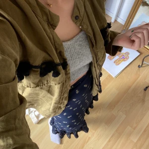 Olivgrön jacka - Olivgrön jacka från zara med svarta detaljer. 