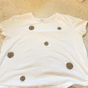 Snygg T-Shirt från Zara med Glitterdetaljer🖤 Slutsåld och köpt för flera år sedan Men i bra skick!