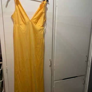 Orange Klänning - Ett super fin neon orange klänning, på mig som är 169 slutar den ca 10 cm ovanför fotlederna, perfekt till en sommar dag, aldrig andvänd bara testad💞