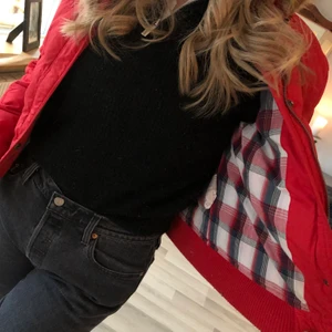 Hollister Dunjacka  - Röd. Avtagbar hood. Stl L ungdom. Bilderna är dock vuxen Xs, S. Dun. I använt skick, men fin och varm. Mötes upp Helsingborg eller Lund. Skickas mot fraktkostnad. 