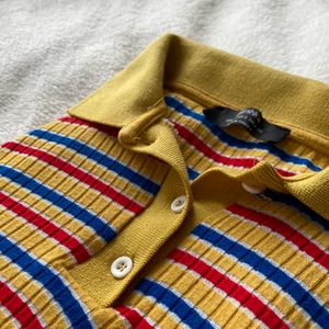 Randig Topp - Fin topp från Bershka. Toppen är i storlek S och i fint skick.💕 Köparen står för frakten.