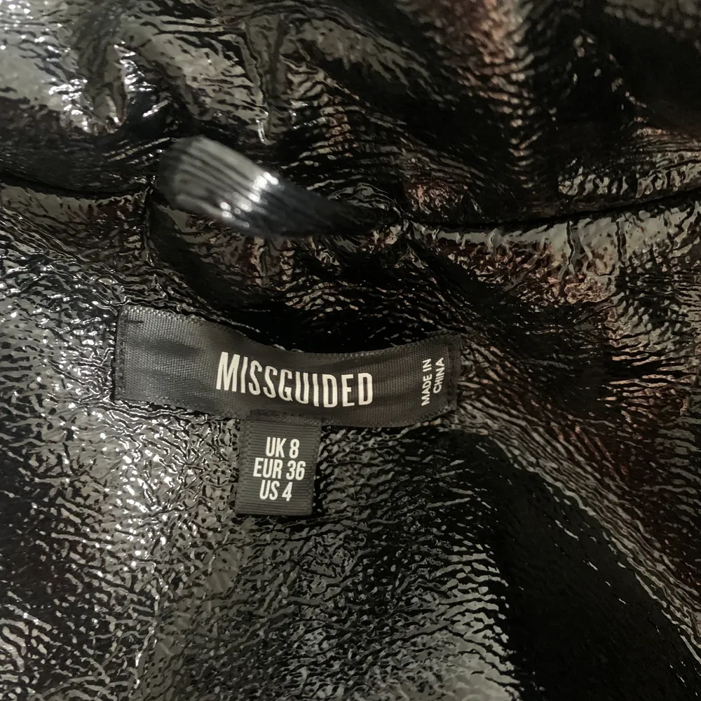 En oversized lackväst ifrån missguided som tyvärr inte kommit till en större användning.. Jackor.