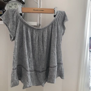 off shoulder crop top - Från H&M och är använd max 2-3 ggr! :) Passar stl XS