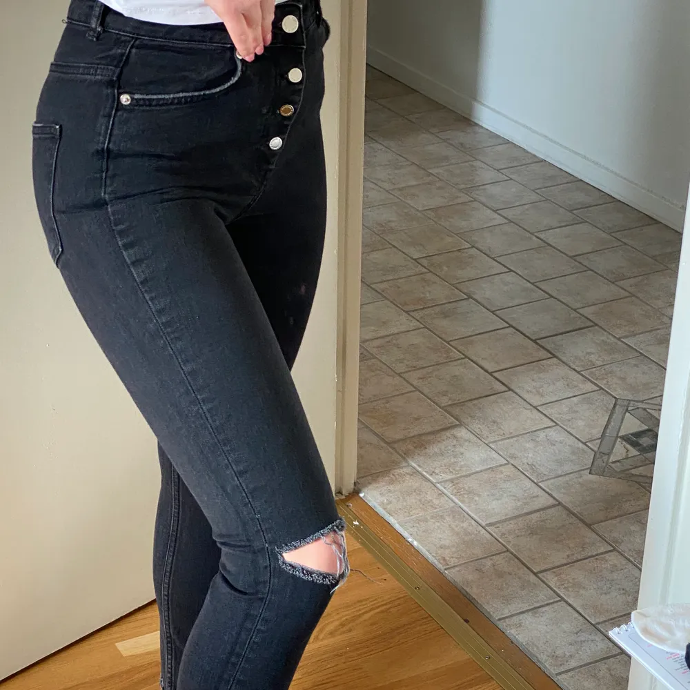 Jeans från Gina, säljer de pga fel storlek för mig. Skriv privat för mer info❤️  priset kan diskuteras❤️. Jeans & Byxor.