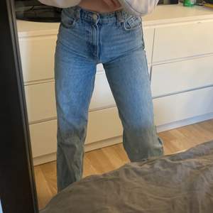 Säljer dessa jeans från zara som är i super bra skick. Dom är avklippta och jag är 160 cm lång. Modellen är full lenght. Köptes för 400kr och säljer för 150 ni kan buda i kommentarerna🥰