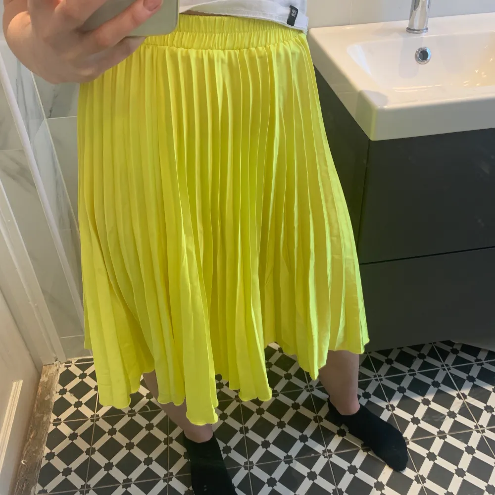 As najs och skön gul plisserad kjol från bok bok! Använd cirka 2-3 gånger, nyskick skulle jag säga. Luftig och snygg, passar nu till sommaren!💕. Kjolar.