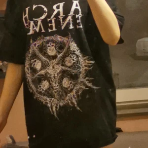 Arch enemy T shirt  - Säljer min arch enemy T shirt då jag inte lyssnar på bandet längre och inte använder den. Har knappt använt den original pris tror jag var ca 400-450 på mej som är 172 lång går den ner till halva mitt lår typ! Kan sänka priset vid snabb affär 