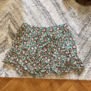 Blommig kjol från zara :) knappt använd 