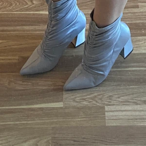 Klackar  - Silvriga/grå klackar från na-kd, storlek 39💞köpare står för frakt