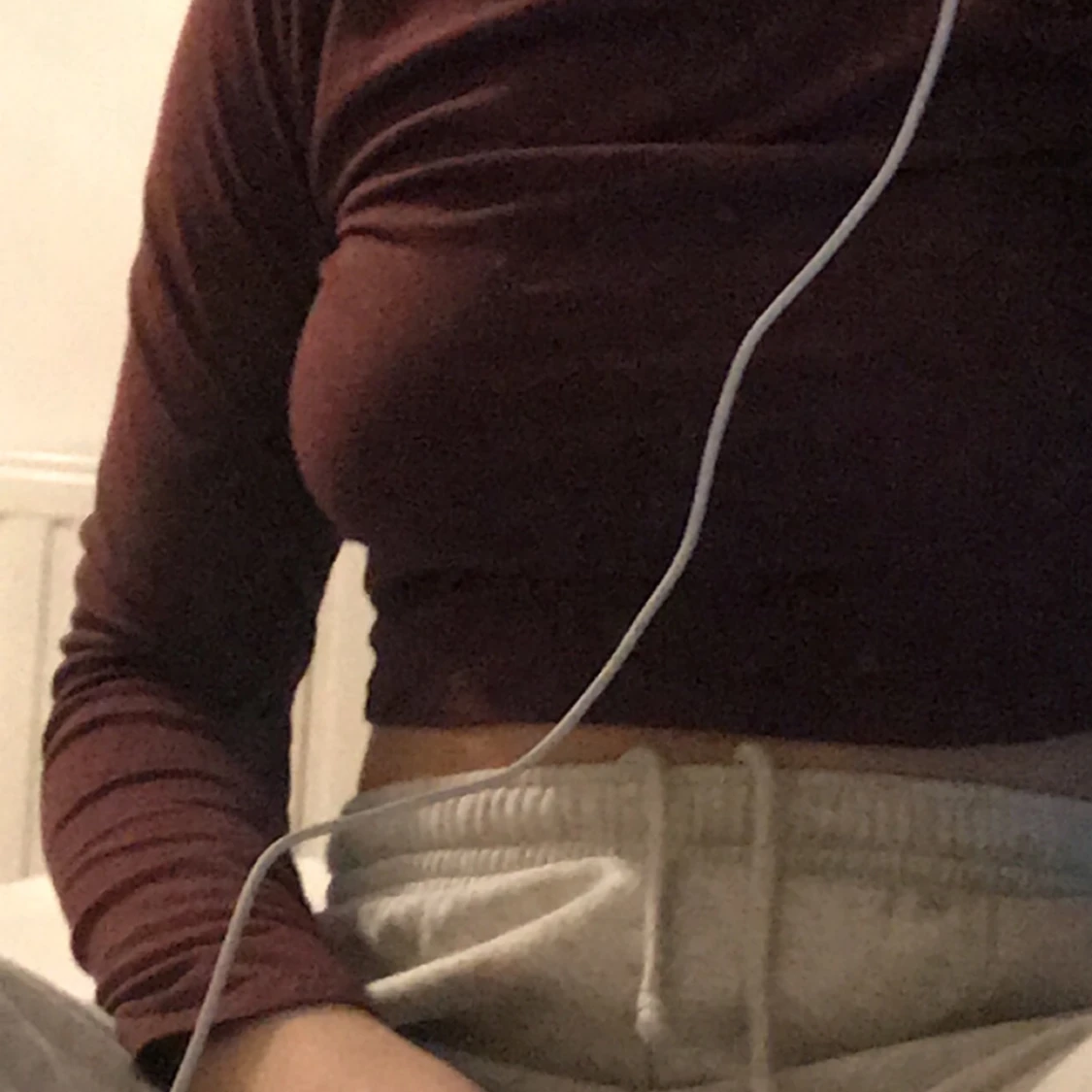 lila långärmad tröja med röda nyanser