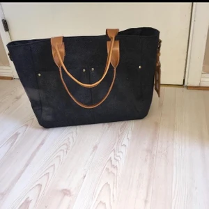 NY denimblå väska från Vinga - NY oanvänd weekend bag från Vinga i mörkblått denimtyg. Lagom stor till att ha extratröjor mm i. Ca 50cm lång, 30 cm hög och 15cm djup.