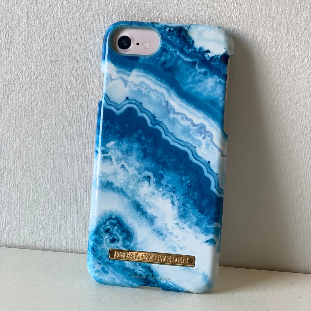 Salt water marble mobilskal från Ideal of Sweden i bra skick, bara en liten spricka högst upp (se bild), för iPhone 8/7/6/6s. Supersnyggt och trendigt! 100kr + frakt, skickas i orginalförpackingen🥰. Accessoarer.