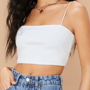 Vitt linne - Säljer ni mitt jättefina cropade linne då de var för litet för mig och då inte kommer till användning. Jättefint skick:)