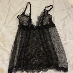 Spets linne/korsett - Ett korsett aktigt linne köpt på second hand och aldrig använt så det är i bra skick. kom privat om du undrar något eller om du har en budning:) den är i storlek l men den passar okej på mig som är en xs-s så skulle säga S-L. börja buda från 90 kroner.