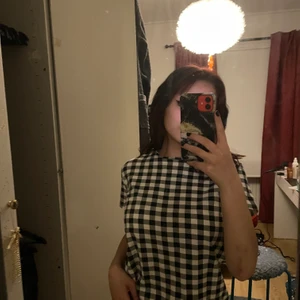 Rutig t-shirt - de e en rutig t-shirt som jag köpt men aldrig använt hahahah