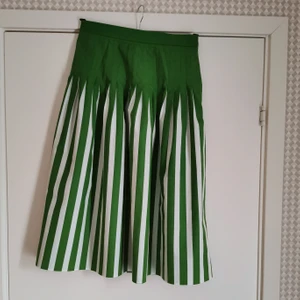 Cos Kjol stl. 36 - Fin vår och sommar Kjol från Cos cirka 76 cm lång. Kjolen har en dragkedja på sidan och fickor. 