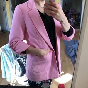 Rosa kavaj - Fantastiskt rosa kavaj från ONLY. Storlek 38, lite oversize modell med tunna axelvaddar. Använd 1 gång så i nyskick. Går att rulla ner ärmarna till fullängd. 