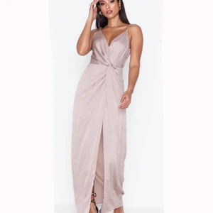 Klänning från Nelly  - En jättefin ljusrosa klänning från Nelly som är helt oanvänd med lapparna kvar då den var lite tajt för mig runt magen. Jag skulle säga att det mer är som en 40/42 i storleken. Första bilden är lånad för att man ska kunna se slitsen på benet riktigt. Köparen står för frakten!