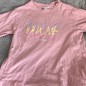 Rosa t-shirt  - Fin t-shirt från Monki, storlek XS