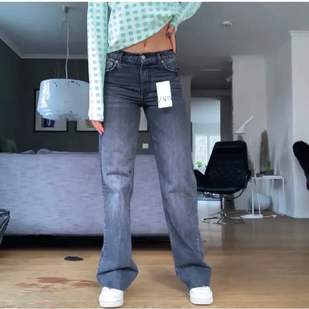 Populära zara jeans i storlek 34, sitter som ett par 36or. De är midwaist och avklippta så de passar alla längder upp till ca 170. Slutsålda på sidan. Köpta på plick men passade tyvärr ej så säljer vidare💕 hör av er för frågor! Obs lånad bild!💕 kan även tänkas bytas mot en annan storlek:). Jeans & Byxor.
