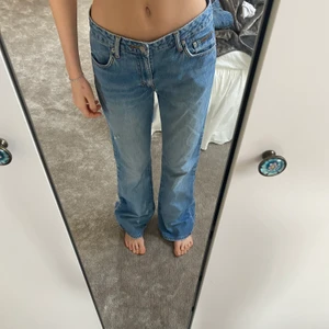 Lågmidjade jeans - Säljer dessa snygga lågmidjade jeans som är köpta secondhand från Humana. Jättesnygga vintage jeans dock lite stora för mig därmed säljer jag dom. Köparen betalar frakt. Skriv om ni är intresserade❤️