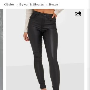 Läderbyxor  - Läderbyxor från Only i storlek S/32, passar från 32-36 skulle jag säga!! Lite spräckliga i mönstret i bak men inget som syns så mycket!! Budgivning vid fler intressen💗💗