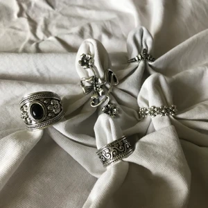 Ringar - Säljer dessa supersnygga ringarna som tyvärr ej kommer till användning då jag har jättemånga redan 1 för 13 eller alla för 50