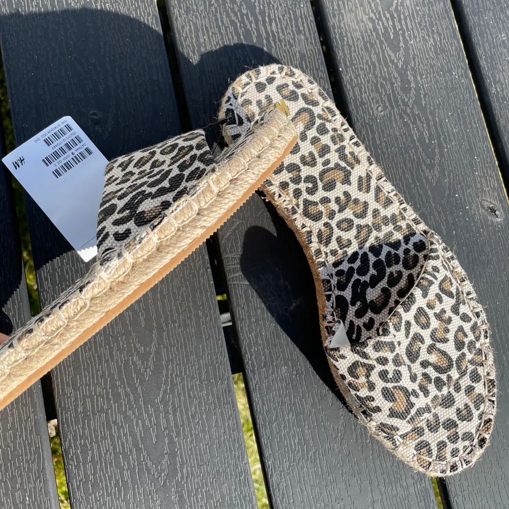snygga leopard tofflor från hm, aldrig använda 💕 köparen står för frakten . Skor.