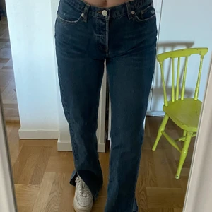 Zara jeans - Nästan aldrig använda, storlek 38 men jag skulle säga 36. Jag är 172 ☺️ skriv till mig privat om ni har frågor! 💘 buda från 150 ✨
