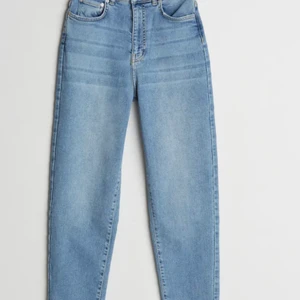 Comfy mom jeans - Säljer ett par snygga mom jeans ifrån Gina Tricot. Det är använda men inte på ett slitsamt sätt.